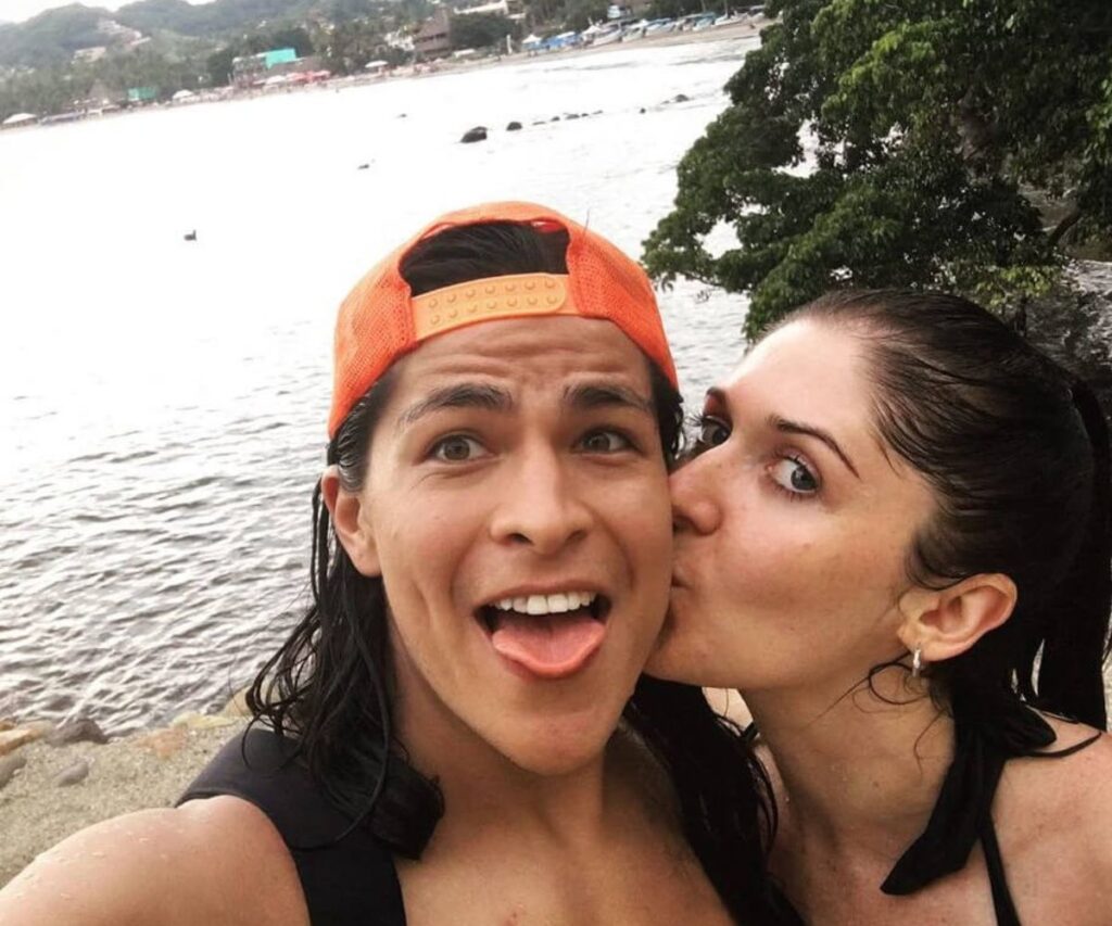 Kelsie McDonald kissing her boyfriend Cristo Fernández.