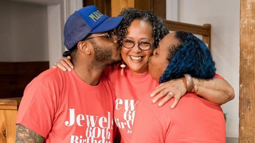 Kwame Onwuachi and his sister kissing their mother cheek.