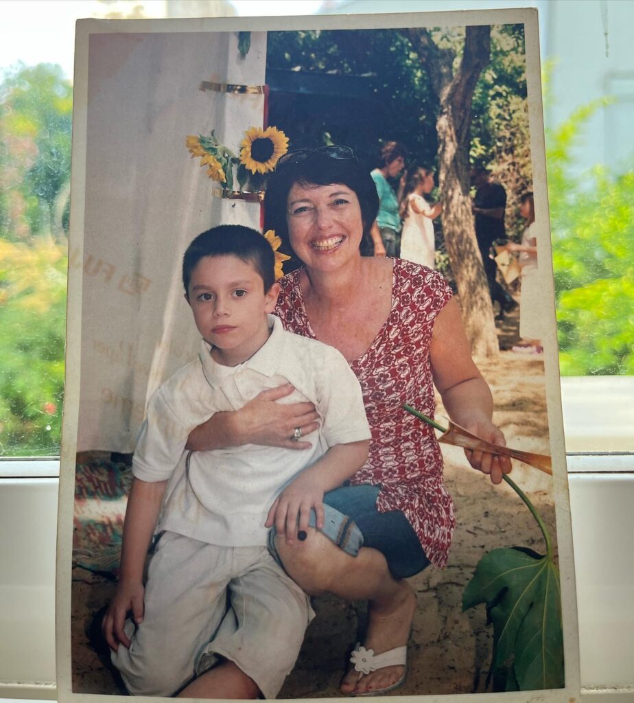 Ido Tako's childhood photo with his mother.